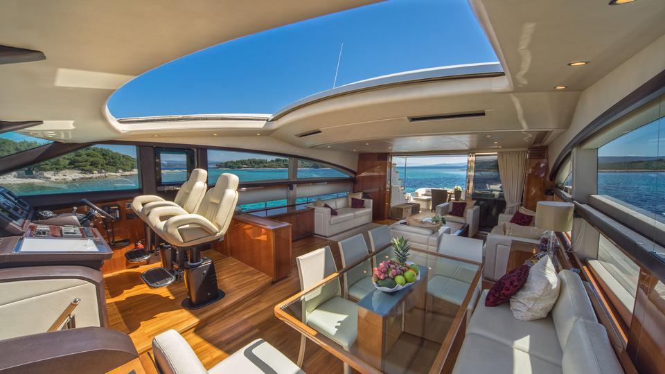 yacht 66° Above