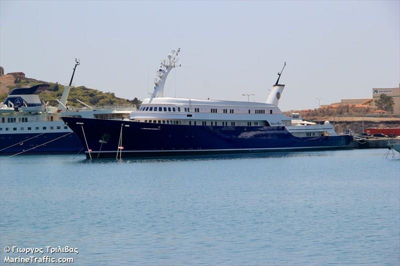 yacht Issham Al Baher