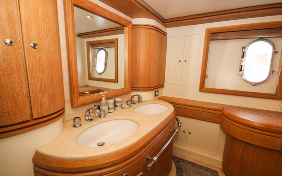 yacht Obsidian