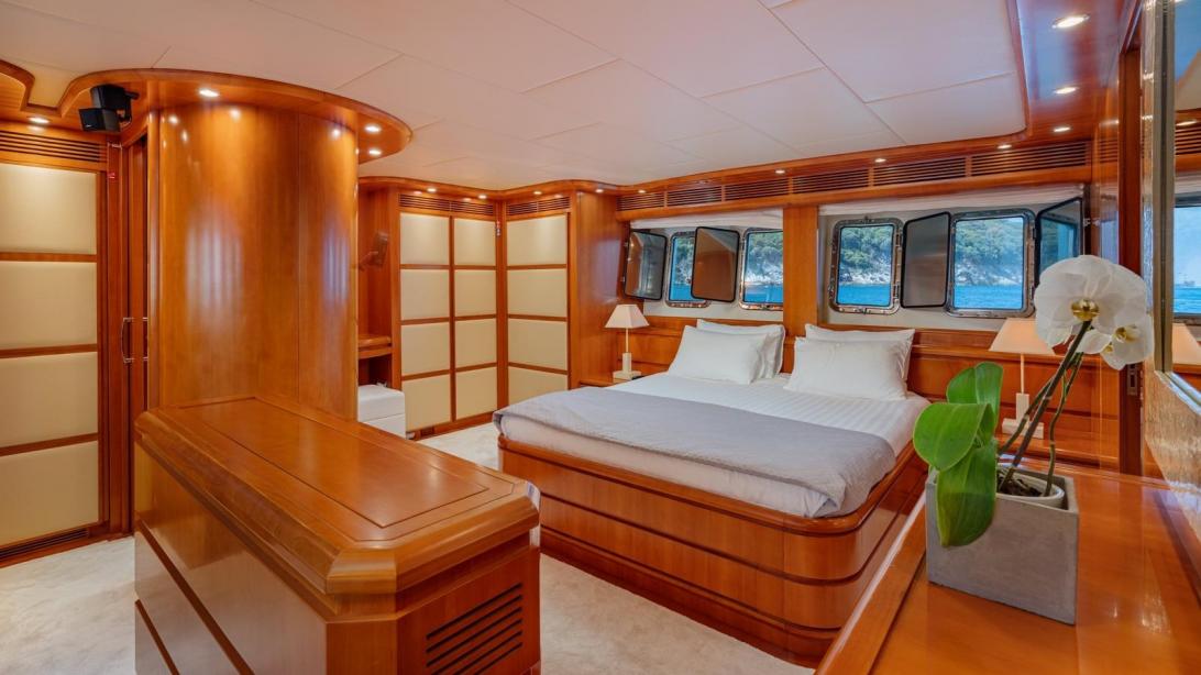yacht Limion