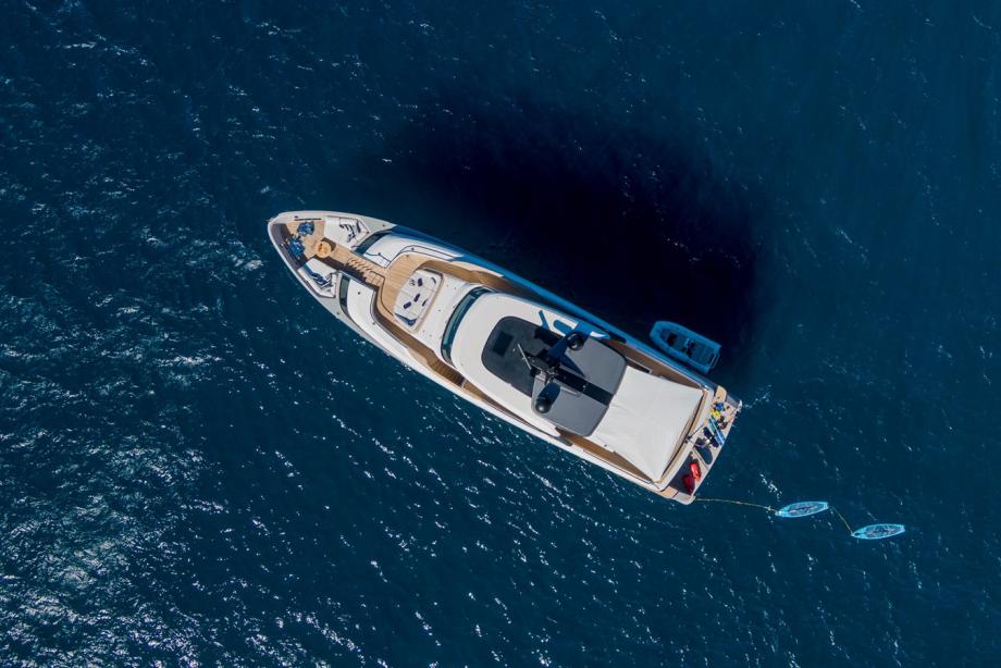 yacht Invictus