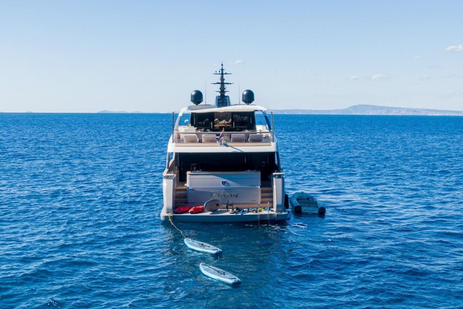 yacht Invictus