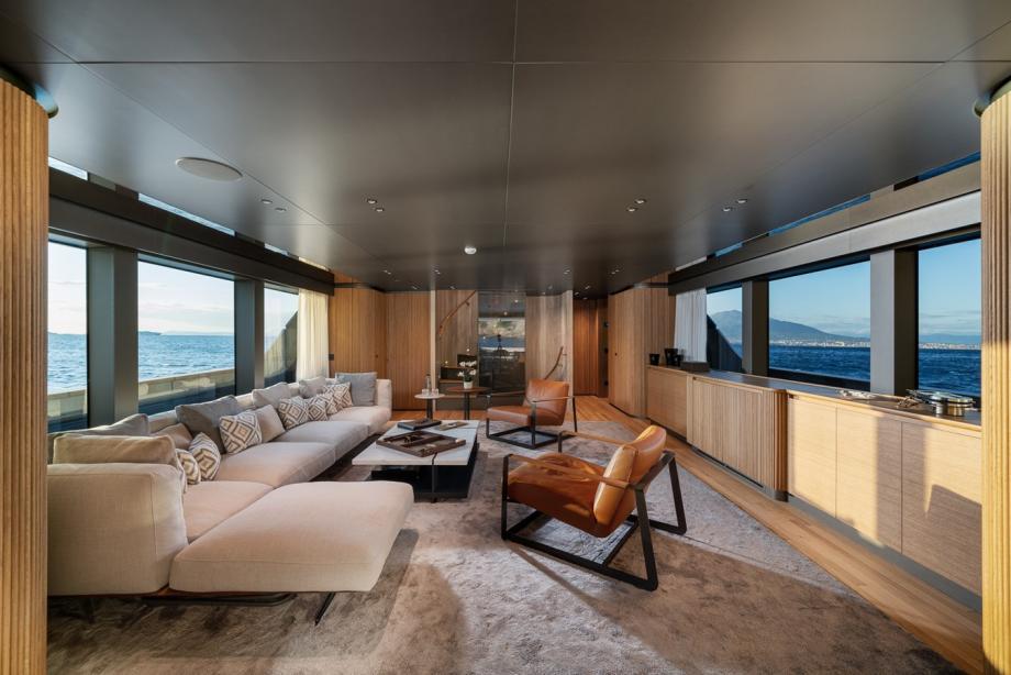 yacht Invictus