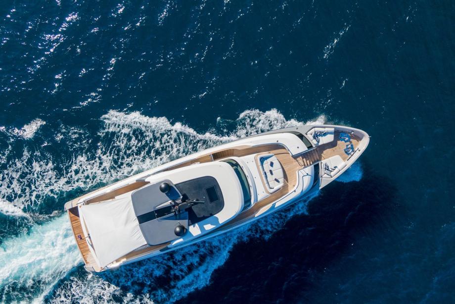 yacht Invictus