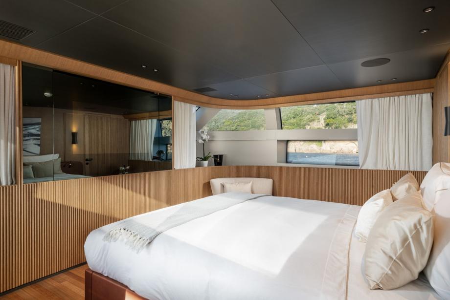 yacht Invictus