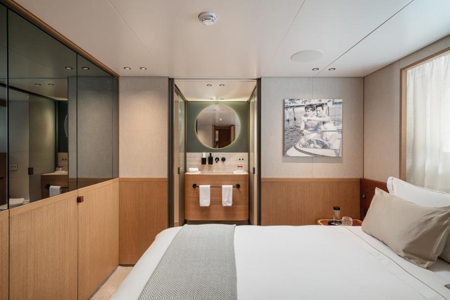 yacht Invictus