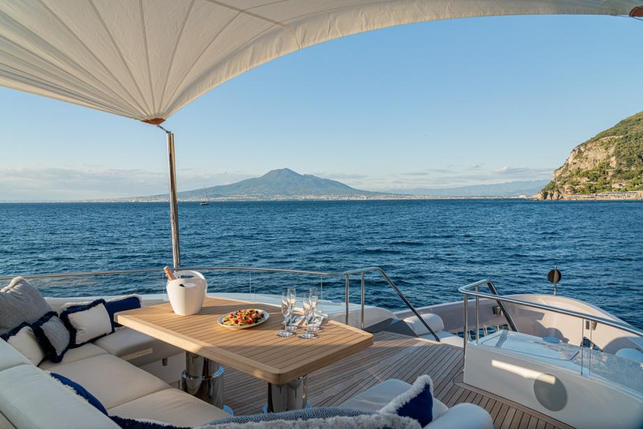 yacht Invictus