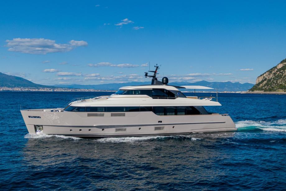yacht Invictus