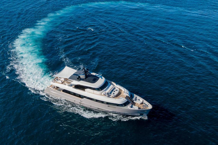 yacht Invictus