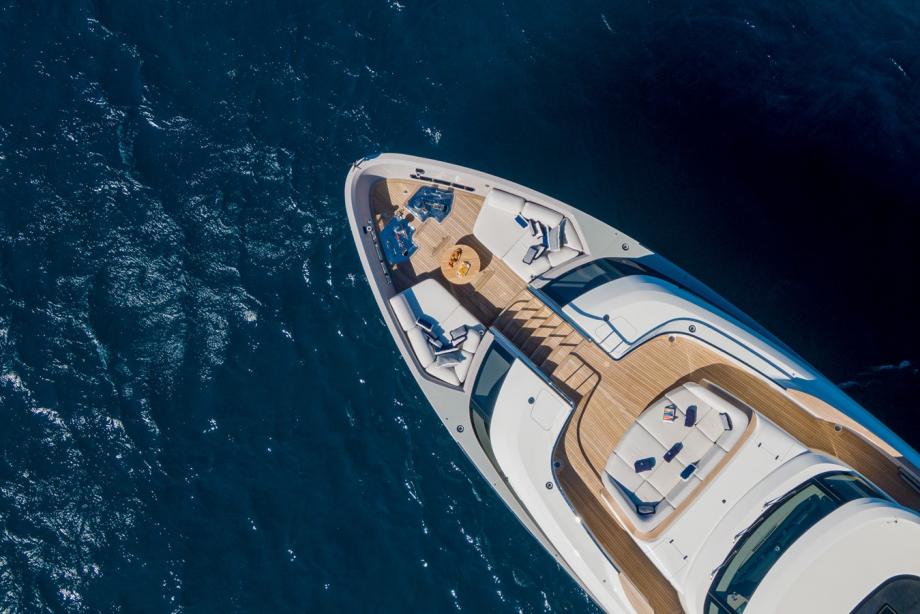 yacht Invictus