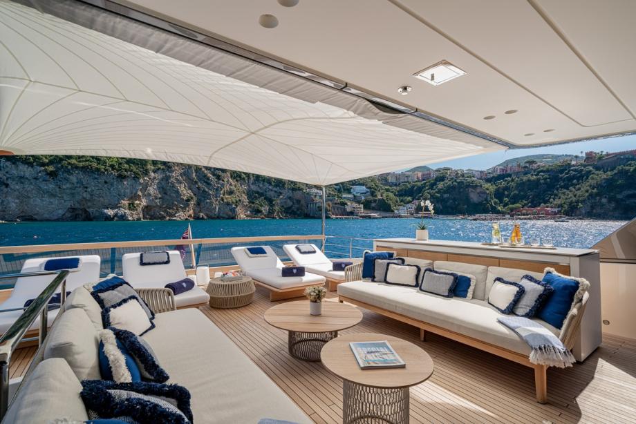 yacht Invictus