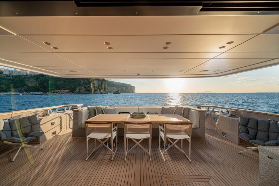 yacht Invictus