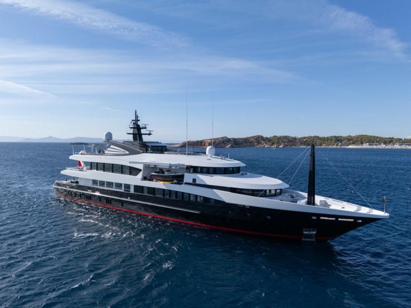 yacht Alfa Nero