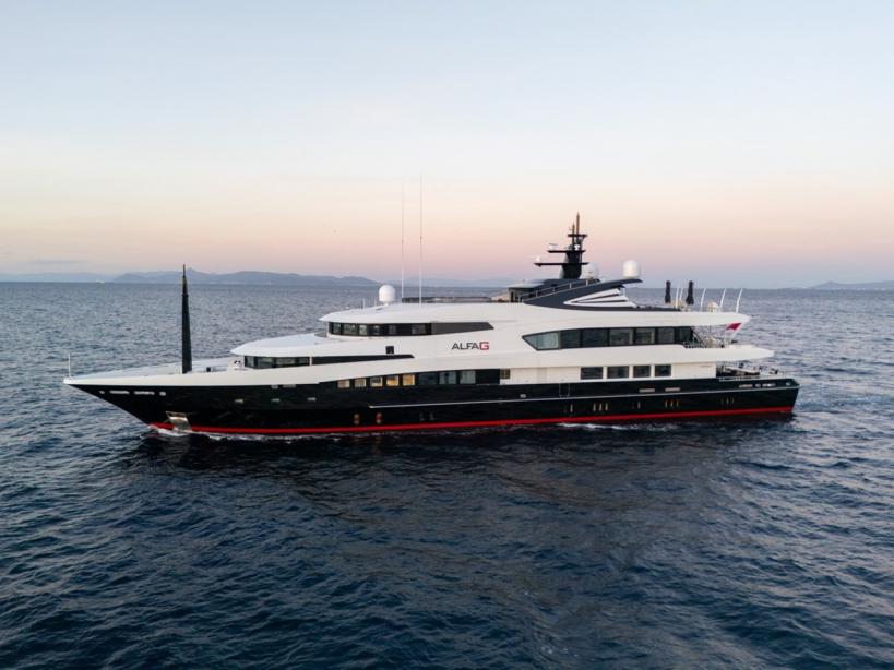 yacht Alfa Nero