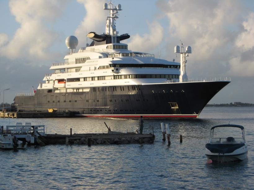 who owns motor yacht octopus