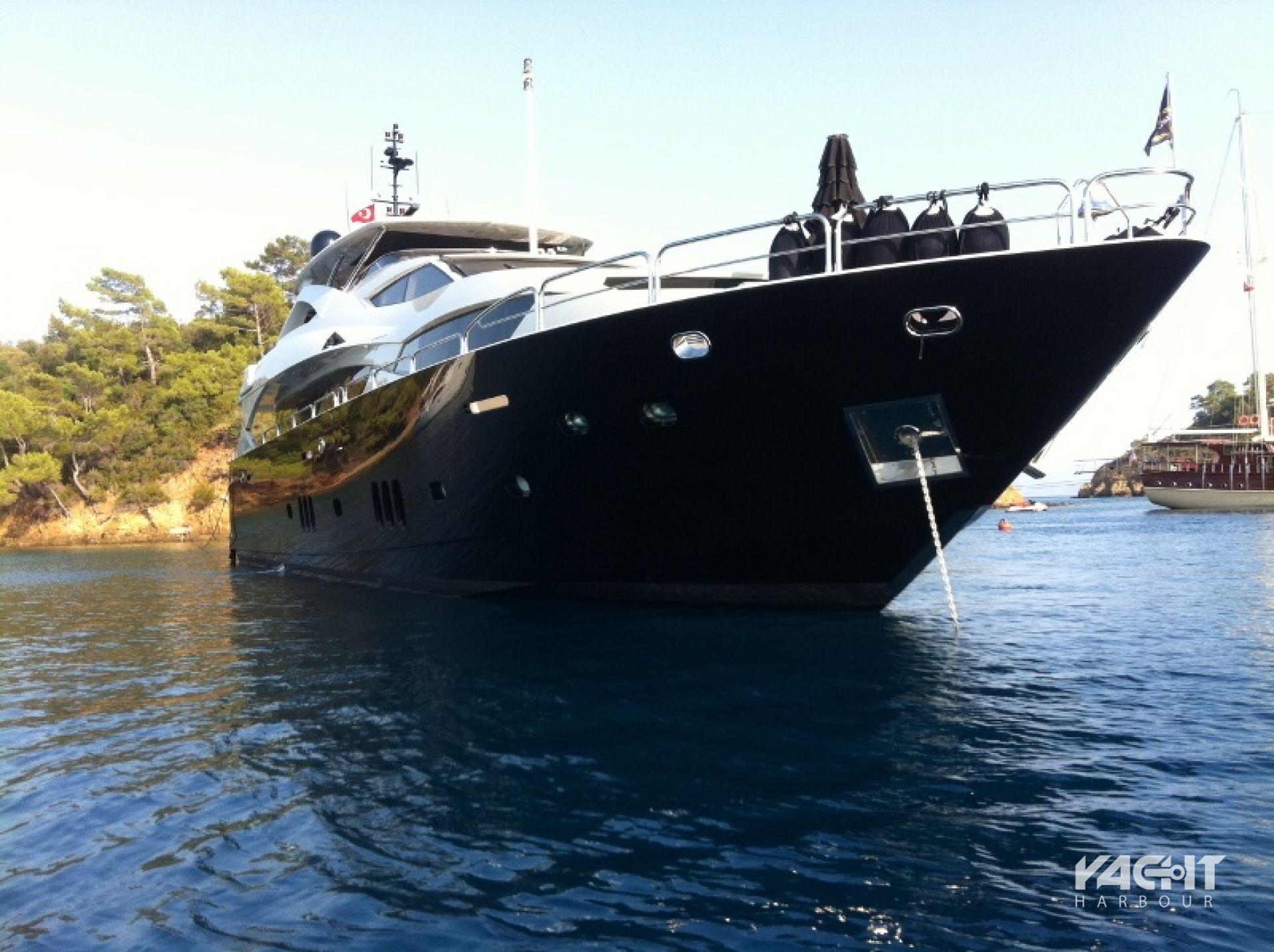 Motor yacht Emoji Sunseeker Yacht Harbour