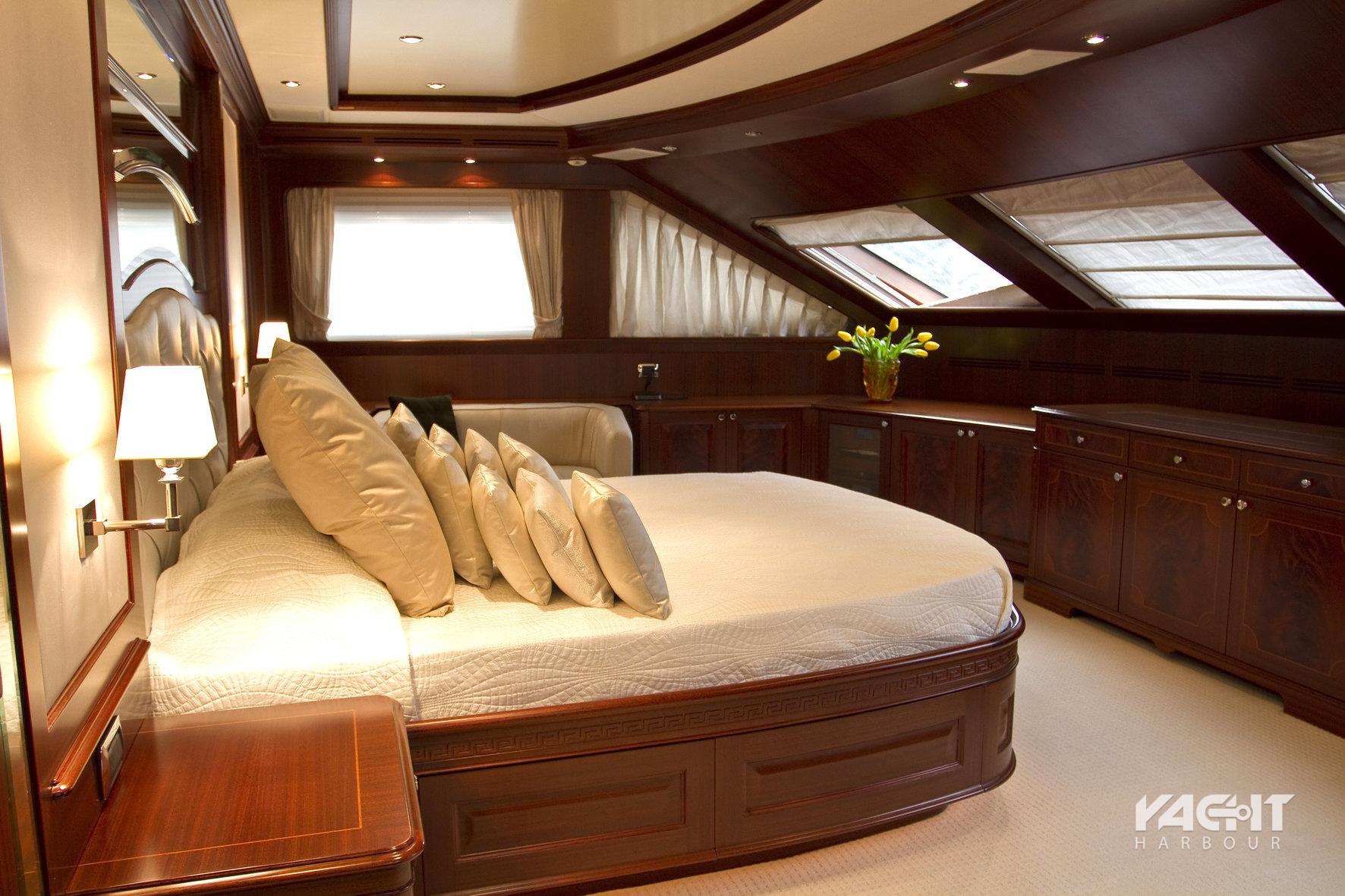 motor yacht virtue