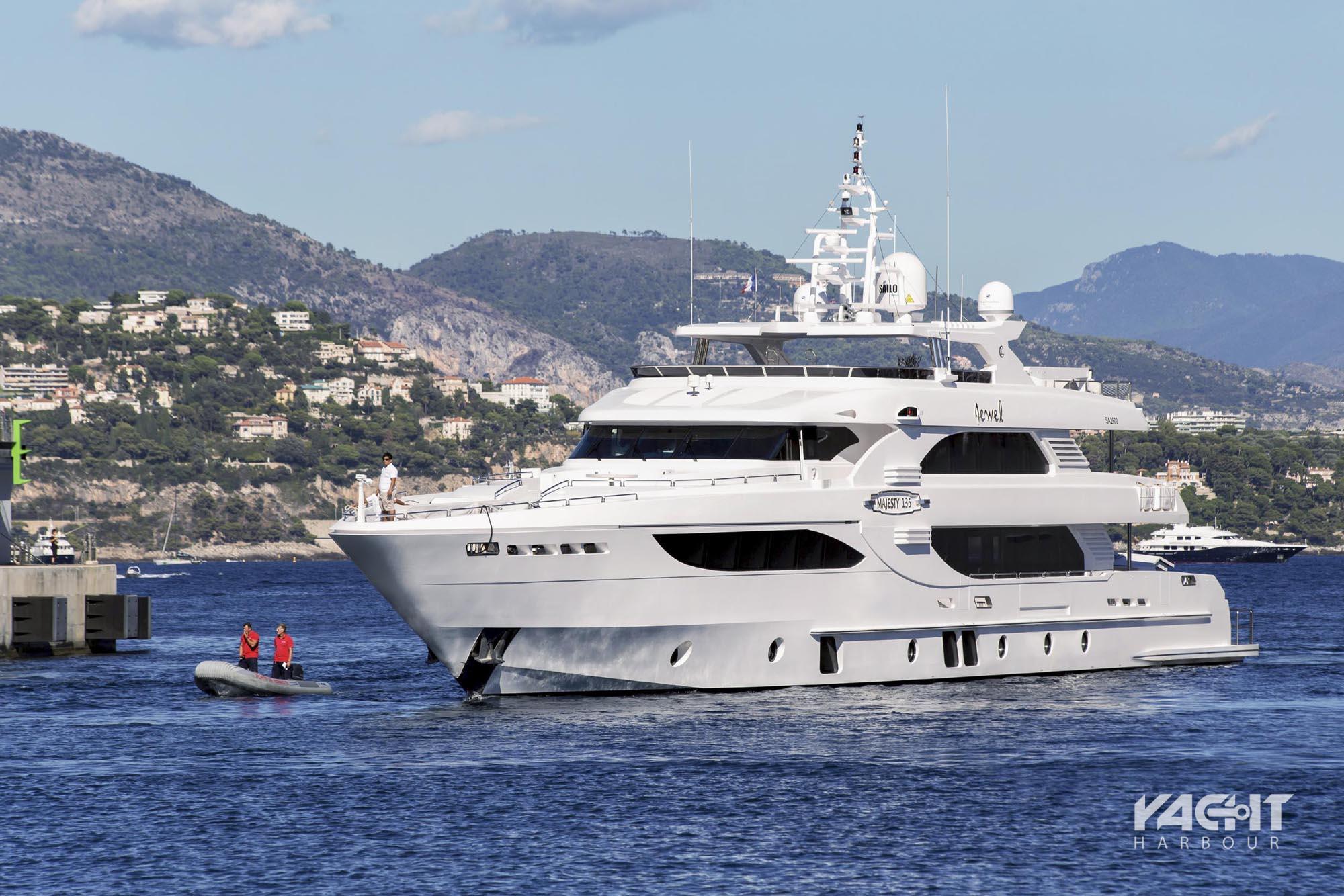 c jewel yacht olympia