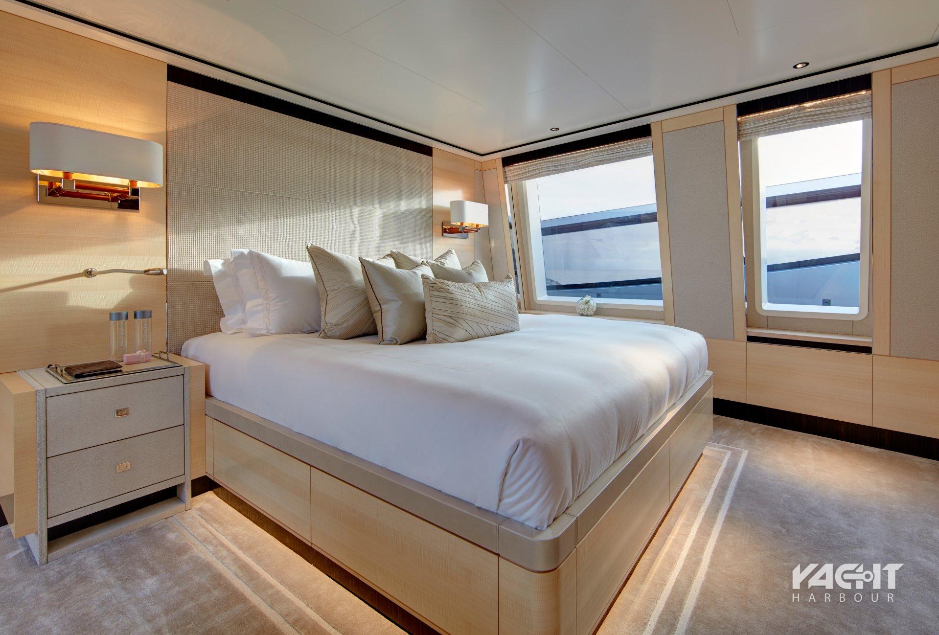 Motor yacht Kiss - Feadship - Yacht Harbour