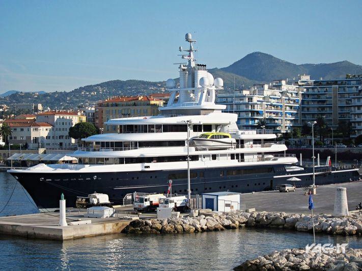 motor yacht luna location